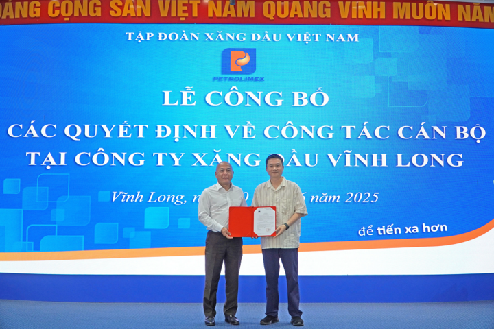 Ông Phạm Văn Thanh - Ủy viên Ban chấp hành Đảng bộ Chính phủ, Bí thư Đảng uỷ, Chủ tịch HĐQT Tập đoàn Xăng dầu Việt Nam trao Quyết định điều động cán bộ tới ông Võ Thái Sơn