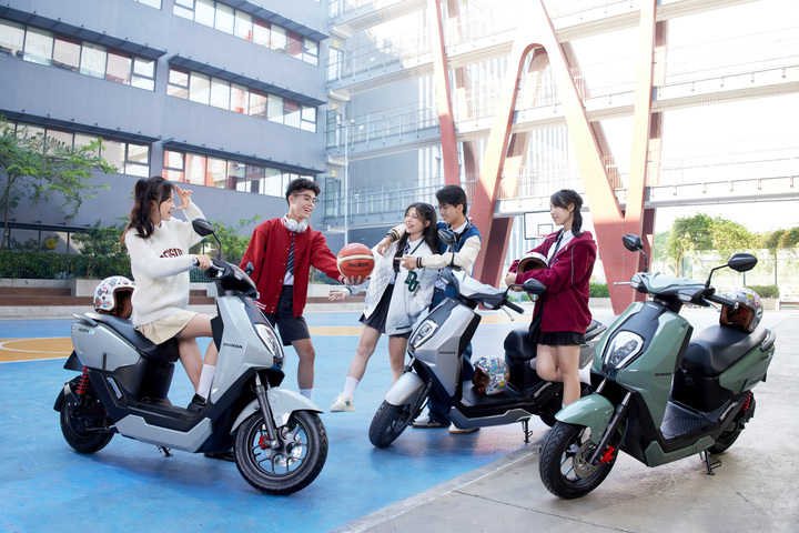 Khách hàng mua xe Honda ICON e: sẽ được lựa chọn 1 voucher phụ kiện trị giá 2.000.000 VND (áp dụng tại các HEAD)