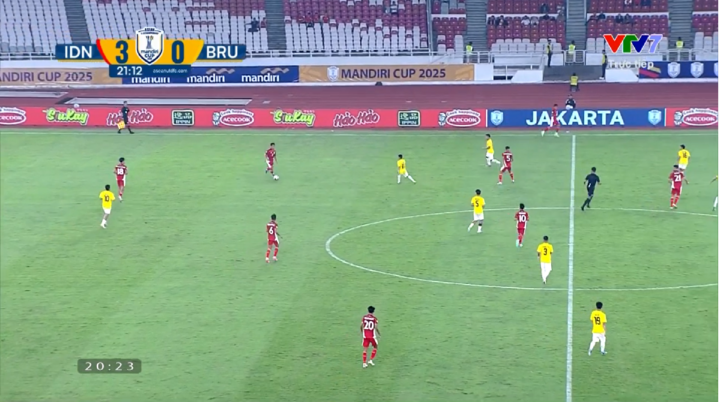 Đội tuyển U23 Indonesia (áo đỏ) thi đấu áp đảo đối thủ U23 Brunei. Ảnh chụp màn hình