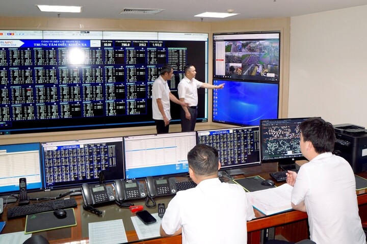 Giám đốc PC Thanh Hóa Hoàng Hải (người đứng chỉ tay bên phải ảnh) kiểm tra công tác trực vận hành tại Trung tâm Điều khiển xa công ty