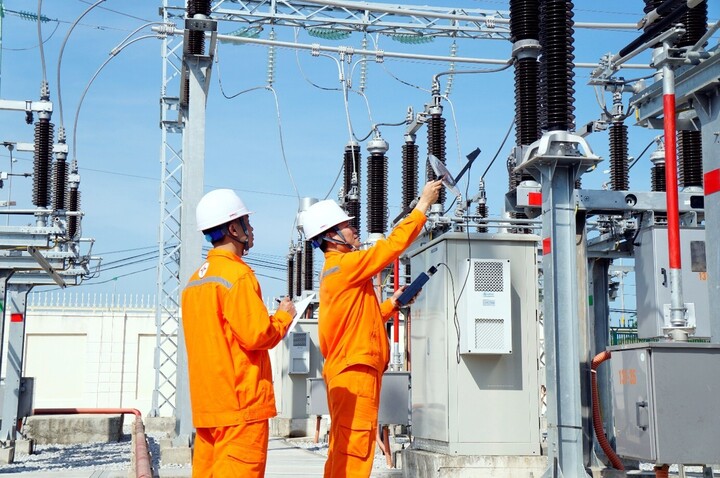 Công nhân Xí nghiệp lưới điện cao thế Thanh Hóa (PC Thanh Hóa) kiểm tra thiết bị trạm biến áp 110kV đang vận hành ngoài trời trong điều kiện nắng nóng gay gắt nhằm sớm phát hiện các khiếm khuyết để xử lý kịp thời