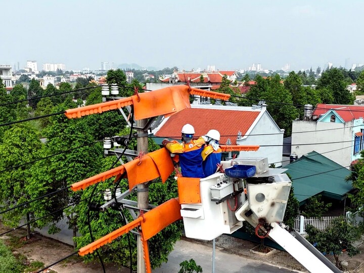Hiện nay PC Thanh Hóa đang thực hiện và phát huy hiệu quả từ việc áp dụng công nghệ sửa chữa điện Hotline, qua đó không gây gián đoạn cấp điện cho khách hàng, góp phần nâng cao độ tin cậy cung cấp điện