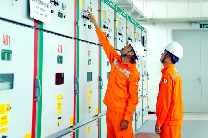 Công nhân Xí nghiệp lưới điện cao thế Thanh Hóa (PC Thanh Hóa) kiểm tra hệ thống các thiết bị của TBA 110kV trước khi đưa vào vận hành tại trạm biến áp Bắc thành phố Thanh Hóa (tên gọi cũ) – Trạm biến áp số hoạt động theo mô hình không người trực