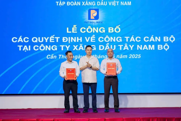 Bí thư Đảng ủy, Chủ tịch HĐQT Petrolimex Phạm Văn Thanh trao các quyết định đối với ông Võ Thái Sơn và ông Nguyễn Đăng Chinh