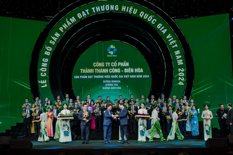Đại diện Công ty CP Thành Thành Công - Biên Hòa nhận chứng nhận thương hiệu quốc gia năm 2024. Ảnh: Nhandan.vn