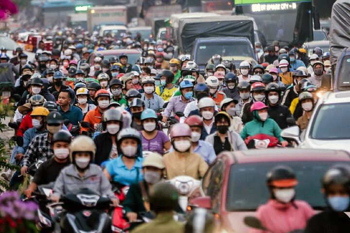 Xe máy lưu thông trên đường phố Hà Nội
