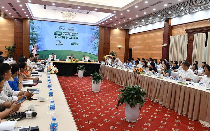 Diễn đàn Doanh nghiệp 2025 tổ chức tại Hà Nội chiều 16/7. Ảnh: NH