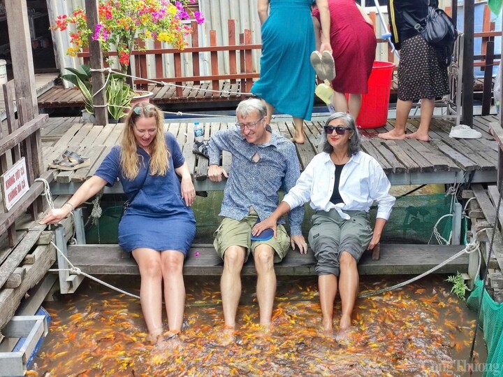 Du khách quốc tế trải nghiệm tại làng cá bè.