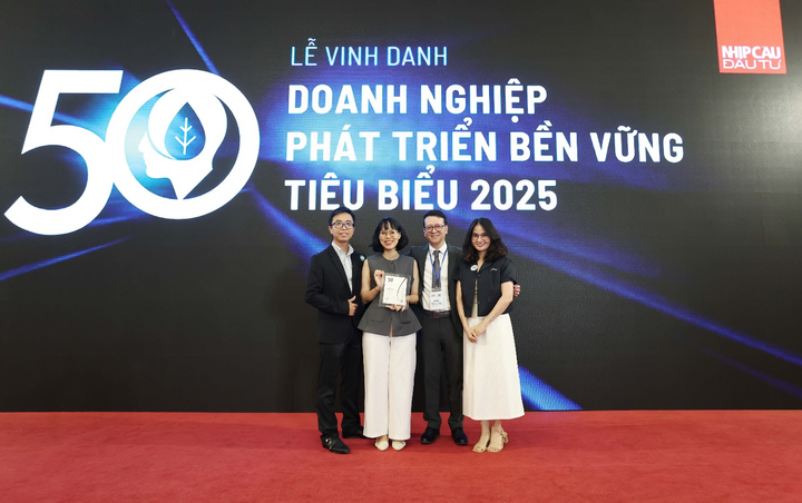 &Ocirc;ng Chu Minh Trường (thứ 2 từ b&ecirc;n phải), Tổng Thư k&yacute; T&ograve;a soạn Tạp ch&iacute; Nhịp cầu Đầu tư, chụp ảnh lưu niệm với đại diện doanh nghiệp Imexpharm. Ảnh Imexpharm