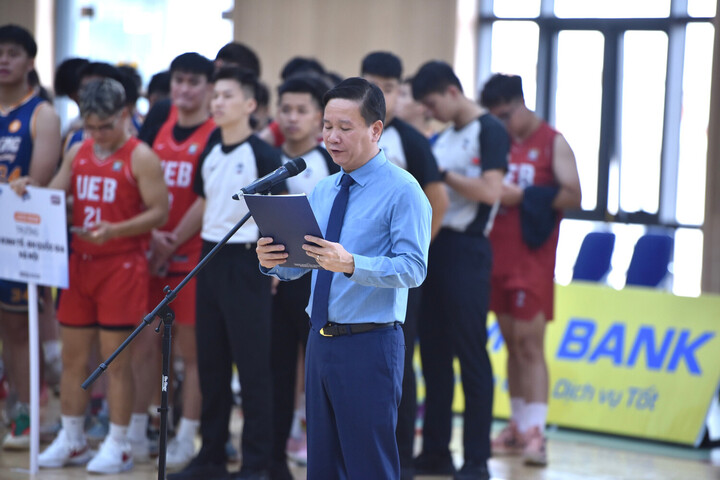 Nhà báo Nguyễn Tiến Bình - Phó Chủ tịch Hiệp hội Các trường đại học, cao đẳng Việt Nam, Tổng Biên tập Tạp chí điện tử Giáo dục Việt Nam, Trưởng Ban Tổ chức giải đấu phát biểu. Ảnh: Quỳnh Giao