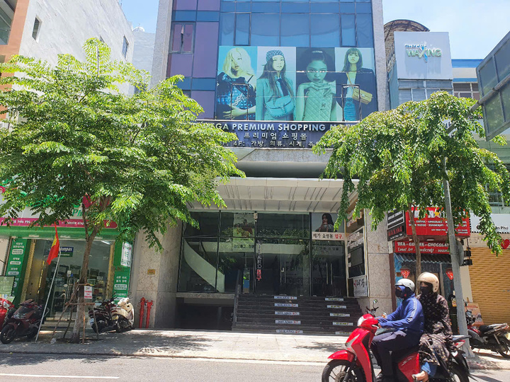 MEGA PREMIUM SHOPPING MALL (106 - 108 Trần Phú, phường Hải Châu, thành phố Đà Nẵng) bị xử phạt 102,5 triệu đồng vì bán hàng giả mạo nhãn hiệu (Ảnh: Vũ Lê)