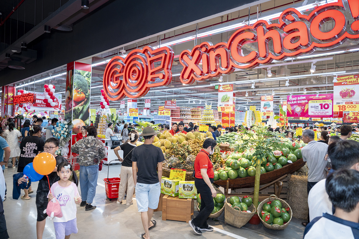 Trung tâm thương mại Go! Hưng Yên thu hút đông đảo người tiêu dùng địa phương đến trải nghiệm, mua sắm ngay ngày đầu khai trương. Ảnh: Thành Tân