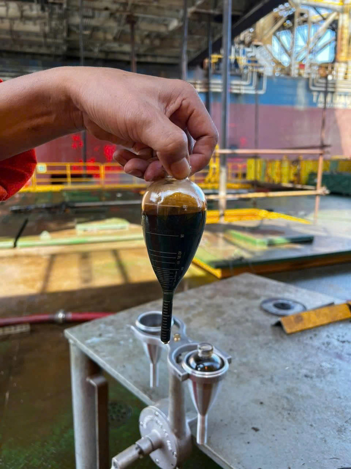 Mẫu dầu từ dòng dầu đầu tiên đưa vào hệ thống công nghệ WHP-KTN (Ảnh: Petrovietnam)