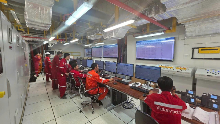 Các chuyên gia, kỹ sư làm việc tại phòng điều khiển trên giàn CPP-KNT (Ảnh: Petrovietnam)