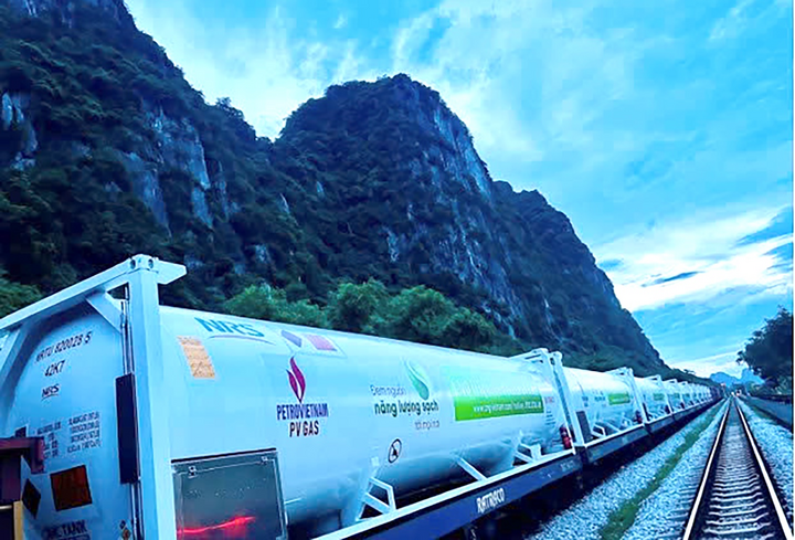 Chuyến tàu hỏa đầu tiên đưa LNG từ Nam ra Bắc (Ảnh: PV GAS)