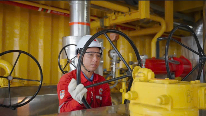 Thợ vận hành mở van trên giàn CPP-KNT (Ảnh: Petrovietnam)