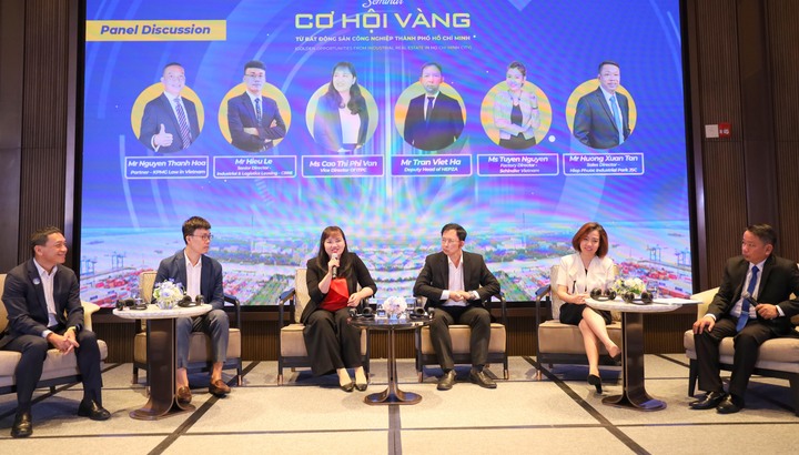 Các chuyên gia, diễn giả thảo luận cơ hội vàng bất động sản công nghiệp TP. Hồ Chí Minh tại hội thảo. Ảnh: Thanh Minh.