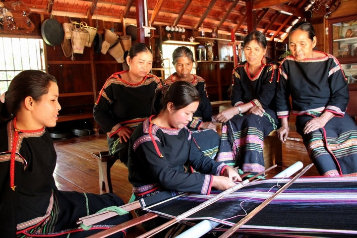 Nhiều vướng mắc cản trở khả năng hấp thụ và giải ngân vốn đầu tư công vùng đồng bào dân tộc thiểu số và miền núi. Ảnh: Nguyễn Xuân