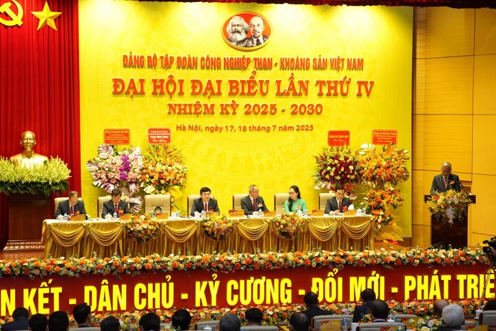 Đoàn Chủ tịch. Ảnh: TKV