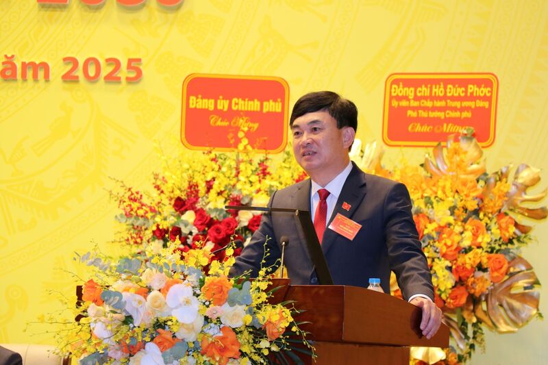 Ông Ngô Hoàng Ngân, Bí thư Đảng ủy, Chủ tịch HĐTV TKV trình bày báo cáo kiểm điểm của Ban Chấp hành Đảng bộ, nhiệm kỳ 2020 - 2025. Ảnh: TKV