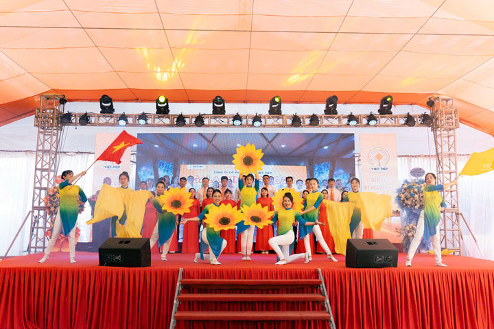 Tiết mục văn nghệ do tập thể CBCNV biểu diễn tại Lễ kỷ niệm 51 năm ngày thành lập