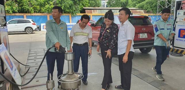 Hội Bảo vệ quyền lợi người tiêu dùng Nghệ An cùng các đơn vị kiểm định cột bơm xăng dầu tại Cửa hàng xăng dầu số 18. Ảnh: Hội cung cấp