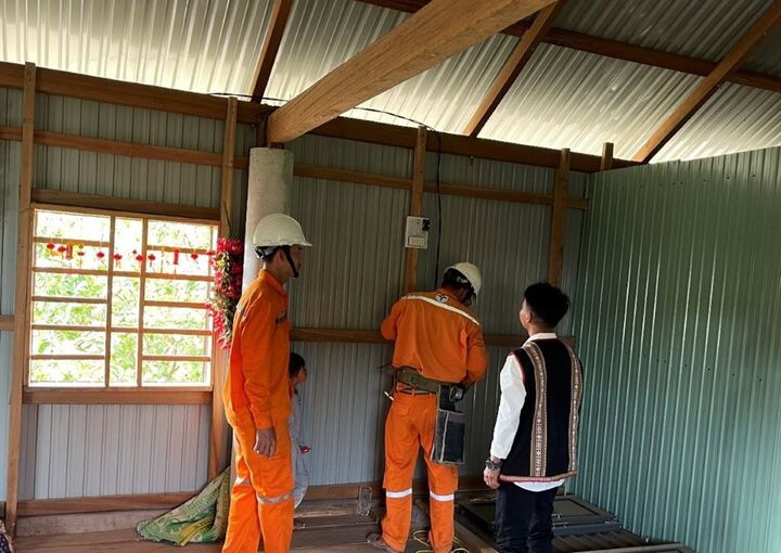Công nhân Đội Quản lý điện Phú Tài hỗ trợ bà con lắp đặt, sửa chữa hệ thống điện trong nhà