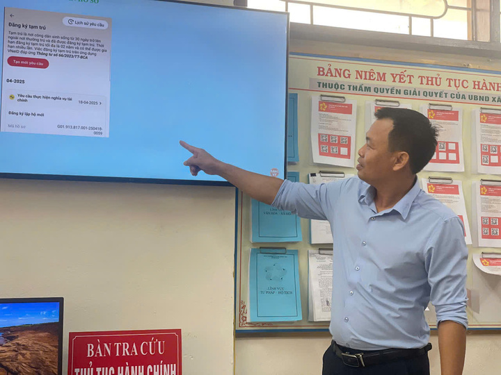 Lãnh đạo xã Thanh Kỳ, tỉnh Thanh Hóa hướng dẫn người dân làm thủ tục hành chính. Ảnh: Quốc Huy