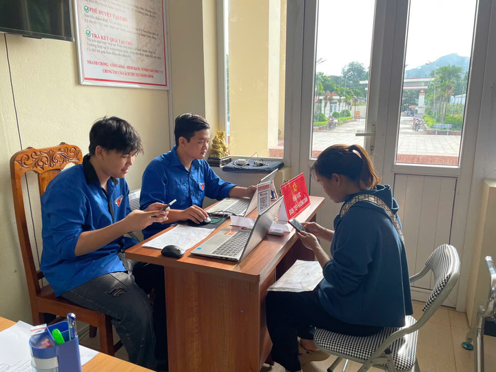 Đoàn thanh niên xã Luận Thành tham gia hỗ trợ công dân thực hiện dịch vụ công trực tuyến tại Trung tâm phục vụ hành chính công xã. Ảnh: Xã Luận Thành