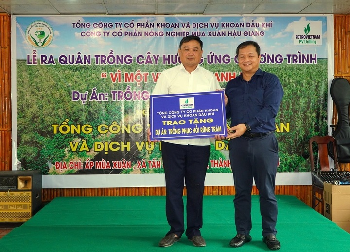 Chủ tịch Hội đồng quản trị (HĐQT) Mai Thế Toàn, đại diện PV Drilling trao tặng “Dự án trồng phục hồi rừng tràm” cho đại diện Công ty CP Nông nghiệp Mùa Xuân Hậu Giang (Ảnh: PV Drilling)
