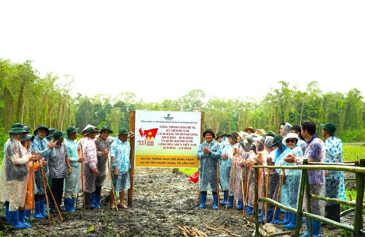 Đại diện Ban An toàn Môi trường và Phát triển bền vững Petrovietnam, Lãnh đạo Tổng công ty PV Drilling và chính quyền địa phương cùng thực hiện nghi thức gắn biển công trình (Ảnh: PV Drilling)