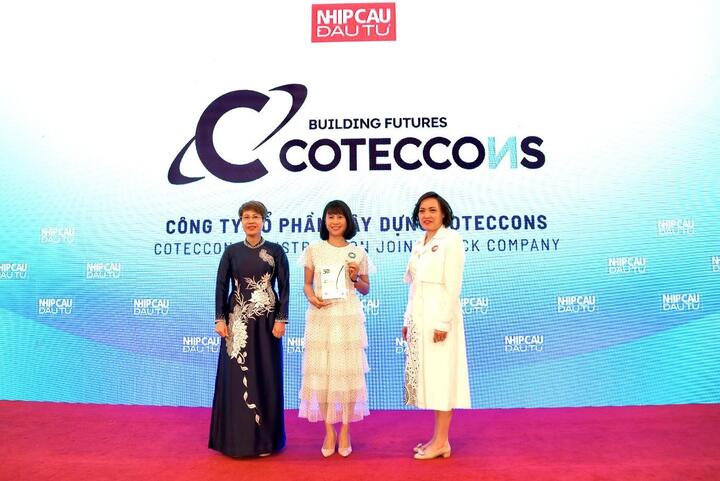 Bà Nguyễn Thị Huyên Phương - Giám đốc Đối ngoại Coteccons - nhận vinh danh từ Ban tổ chức