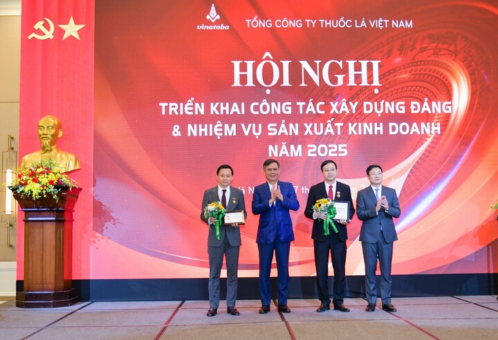 Đồng chí Trần Thắng - Phó Bí thư Đảng ủy Khối Doanh nghiệp Trung ương - trao kỷ niệm chương vì sự nghiệp dân vận cho đồng chí Hồ Lê Nghĩa - Bí thư Đảng ủy, Chủ tịch Hội đồng thành viên Vinataba và đồng chí Nhâm Minh Thuận, Bí thư Đảng ủy, Chủ tịch HĐTV Công ty Thuốc lá Sài Gòn