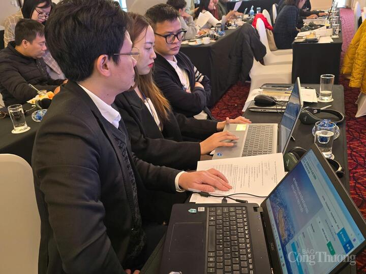 Công tác tập huấn cho cán bộ chính quyền địa phương, doanh nghiệp đóng vai trò quan trọng trong vận hành sàn giao dịch tín chỉ các-bon. Ảnh: UNOP/ETP/Bộ NN&MT tập huấn cho doanh nghiệp điện và xi măng trong báo cáo kiểm kê khí nhà kính