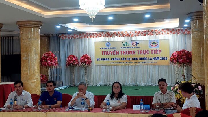 Hội Bảo vệ quyền lợi người tiêu dùng Bến Tre tổ chức truyền thông về phòng, chống tác hại thuốc lá cho người tiêu dùng. Ảnh: Hoài An