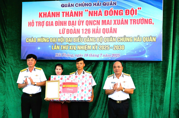 Phó Chính ủy Quân chủng Hải quân Đỗ Văn Yên (phải) và Đại tá Nguyễn Công Thắng tặng quà cho gia đình Đại úy QNCN Mai Xuân Trường. Ảnh: HQ