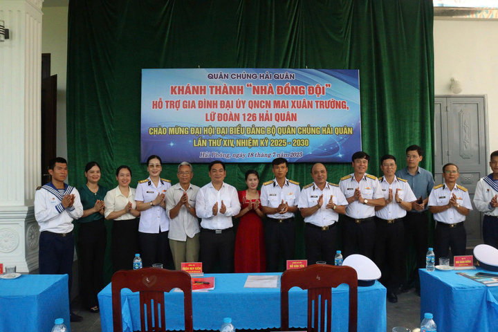 Các đại biểu chụp ảnh lưu niệm với gia đình Đại úy QNCN Mai Xuân Trường. Ảnh: HQ