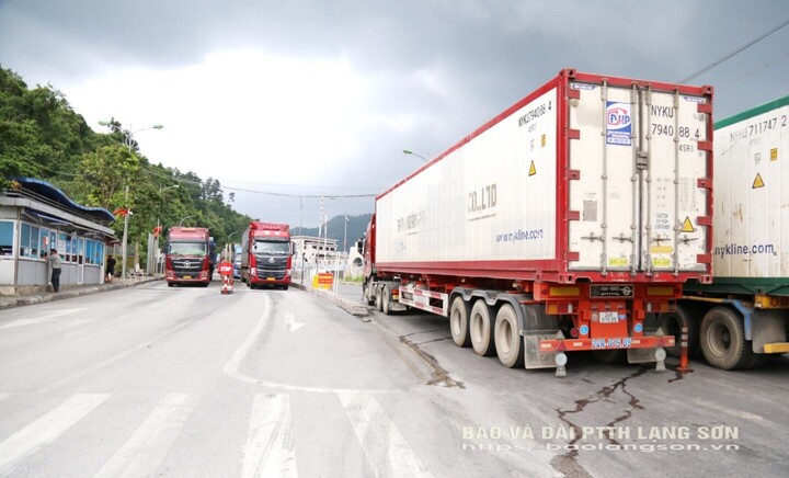 Phương tiện chở hàng hóa XNK thông quan qua cửa khẩu Quốc tế Hữu Nghị