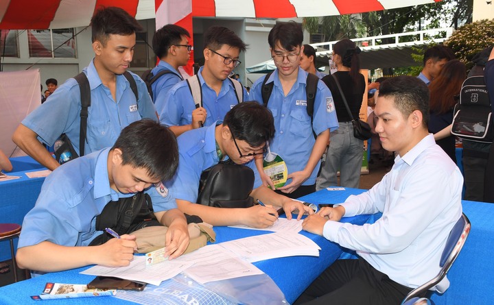 Ngày hội kết nối doanh nghiệp và giới thiệu việc làm - cơ hội cho các doanh nghiệp và người lao động trực tiếp tiếp cận với thị trường lao động và việc làm với nhiều ngành nghề. Ảnh: Minh Khuê.