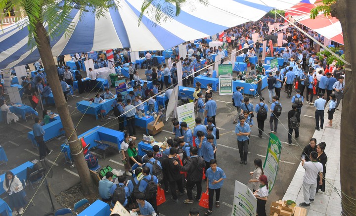 Hàng nghìn sinh viên tham gia “Ngày hội Kết nối doanh nghiệp và giới thiệu việc làm năm 2025”. Ảnh: Minh Khuê.