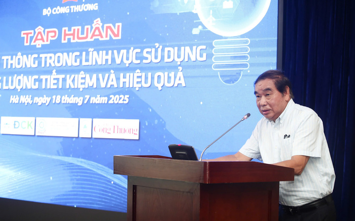 Ông Nguyễn Đình Hiệp, Hội Khoa học và Công nghệ sử dụng năng lượng tiết kiệm và hiệu quả Việt Nam thông tin về tình hình triển khai Luật Sử dụng năng lượng tiết kiệm và hiệu quả và nội dung mới của Luật sửa đổi, bổ sung. Ảnh: Nam Nguyễn