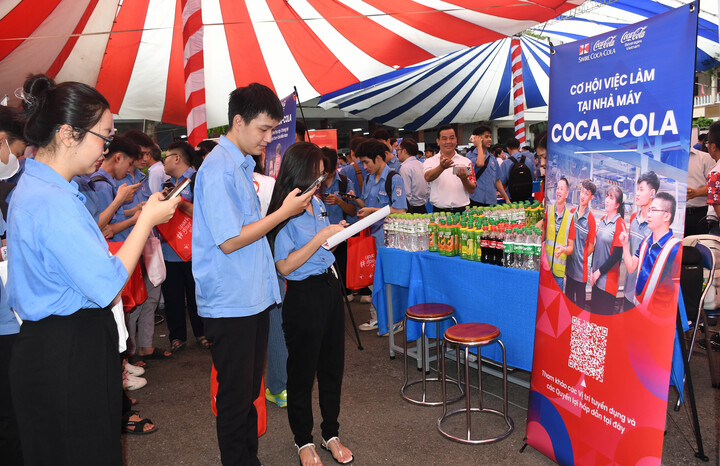 Ngày hội việc làm là cơ hội quý báu để sinh viên tiếp cận thực tế, hiểu rõ hơn về nhu cầu, xu hướng tuyển dụng của doanh nghiệp. Ảnh: Minh Khuê.