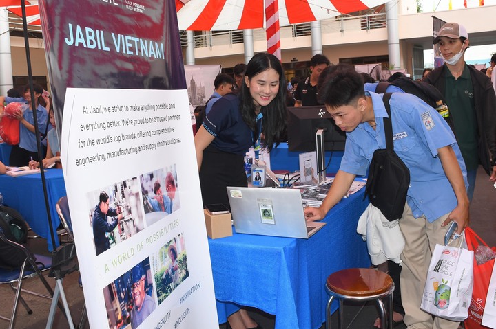 Sinh viên đăng ký thông tin tuyển dụng tại ngày hội. Ảnh: Minh Khuê.
