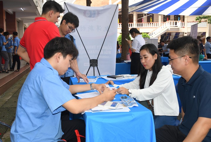 Doanh nghiệp phỏng vấn trực tiếp sinh viên tại Ngày hội việc làm 2025. Ảnh: Minh Khuê.