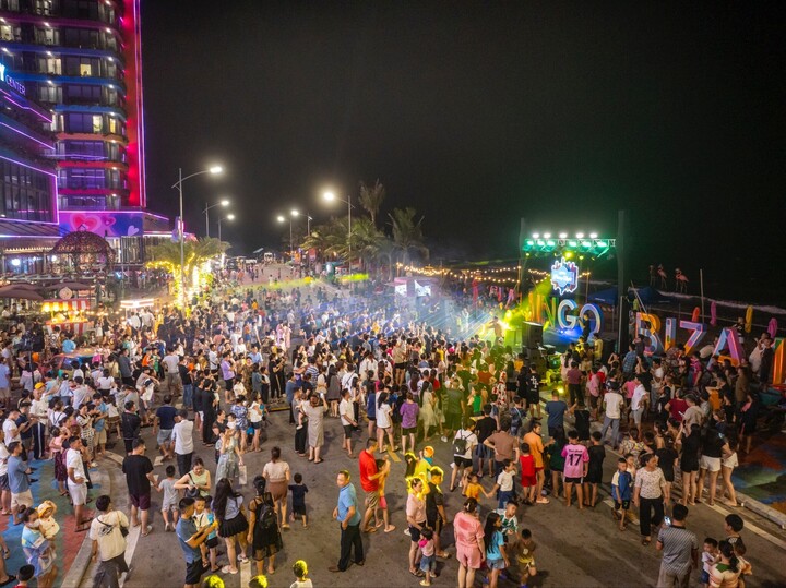 Không gian lễ hội biển 24/7 tại Flamingo Ibiza Hải Tiến thu hút đông đảo du khách với mô hình giải trí kéo dài từ sáng đến khuya.
