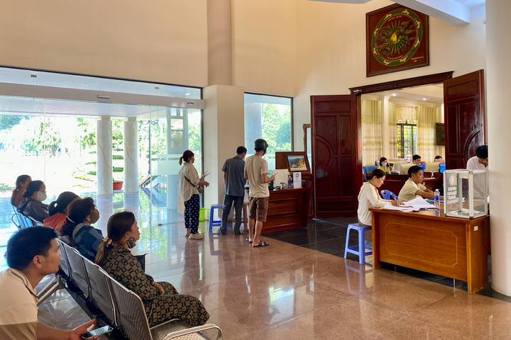 Người dân đến làm thủ tục tại Trung tâm Phục vụ hành chính công tỉnh Quảng Ngãi (cơ sở 2). Ảnh: Quảng Phú