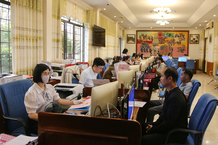 Trung tâm Phục vụ hành chính công Quảng Ngãi (địa điểm 2) được trang bị đầy đủ trang thiết bị và cán bộ tiếp nhận, giải quyết thủ tục hành chính cho người dân. Ảnh: Quảng Phú