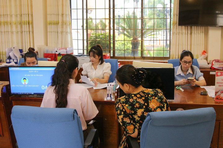 Hơn 2 tuần đi vào hoạt động, Trung tâm Phục vụ hành chính công tỉnh Quảng Ngãi (địa điểm 2) đã tiếp nhận 723 hồ sơ. Ảnh: Quảng Phú