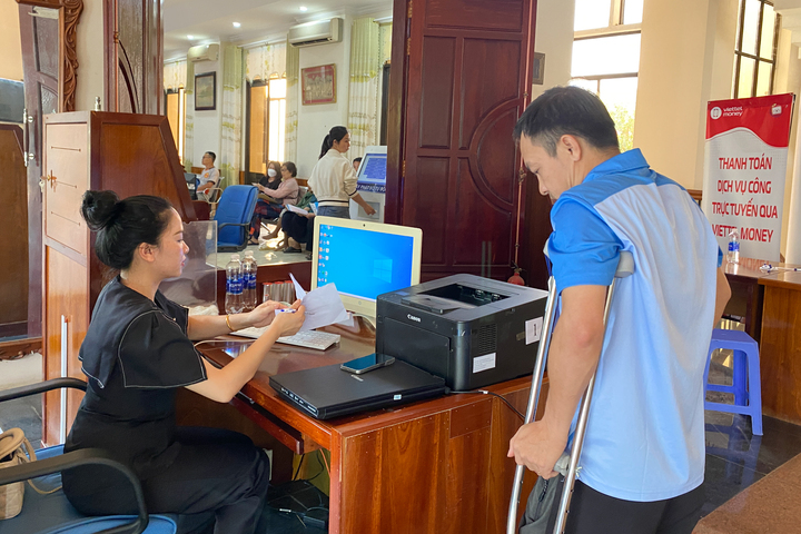 Người dân được hướng dẫn tận tình khi đến làm thủ tục hành chính. Ảnh: Quảng Phú