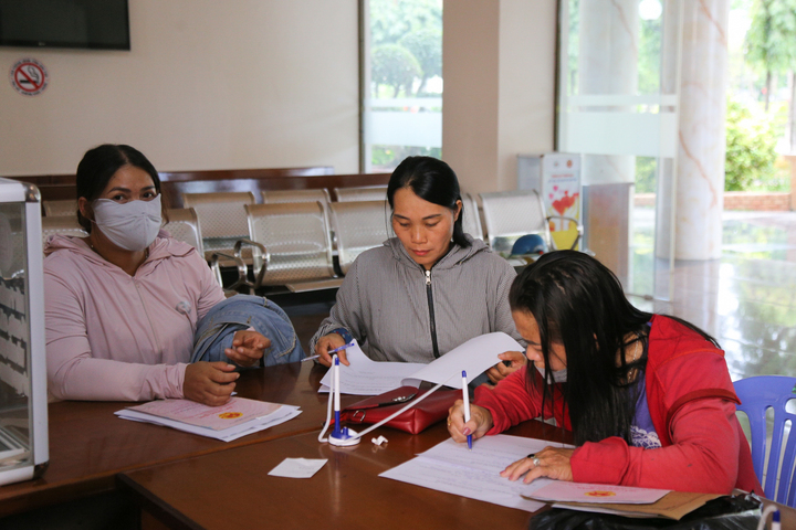 Người dân hài lòng khi đến làm thủ tục hành chính tại Trung tâm Phục vụ hành chính công tỉnh Quảng Ngãi (địa điểm 2). Ảnh: Quảng Phú